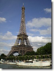 Eiffelova věž při pohledu ze Seiny