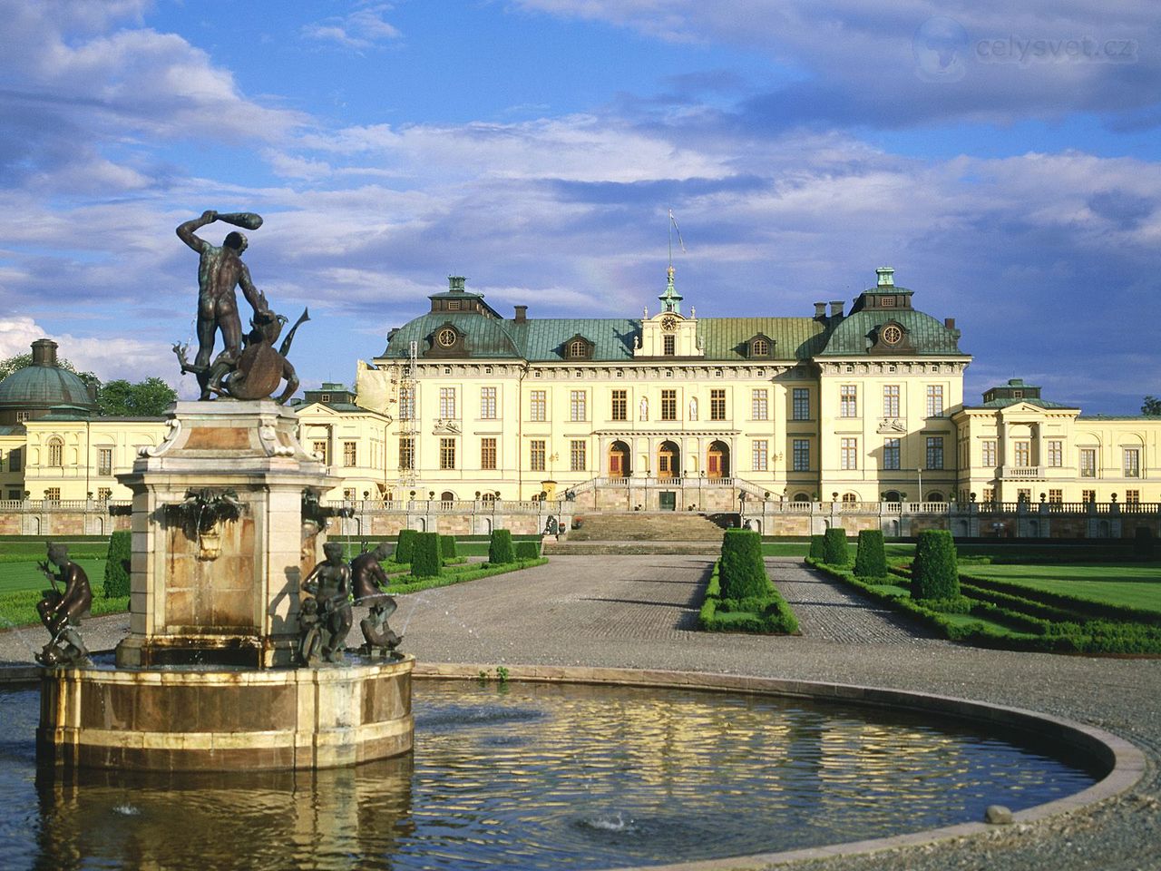 http://www.topglobus.ru/krasne-fotky/staty/20/royal-palace-of-drottningholm--stockholm--sweden.jpg