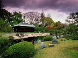 Японский садик выделяется своей простотой и естественностью
