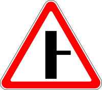 Дорожный знак: 2.3.2 Примыкание второстепенной дороги