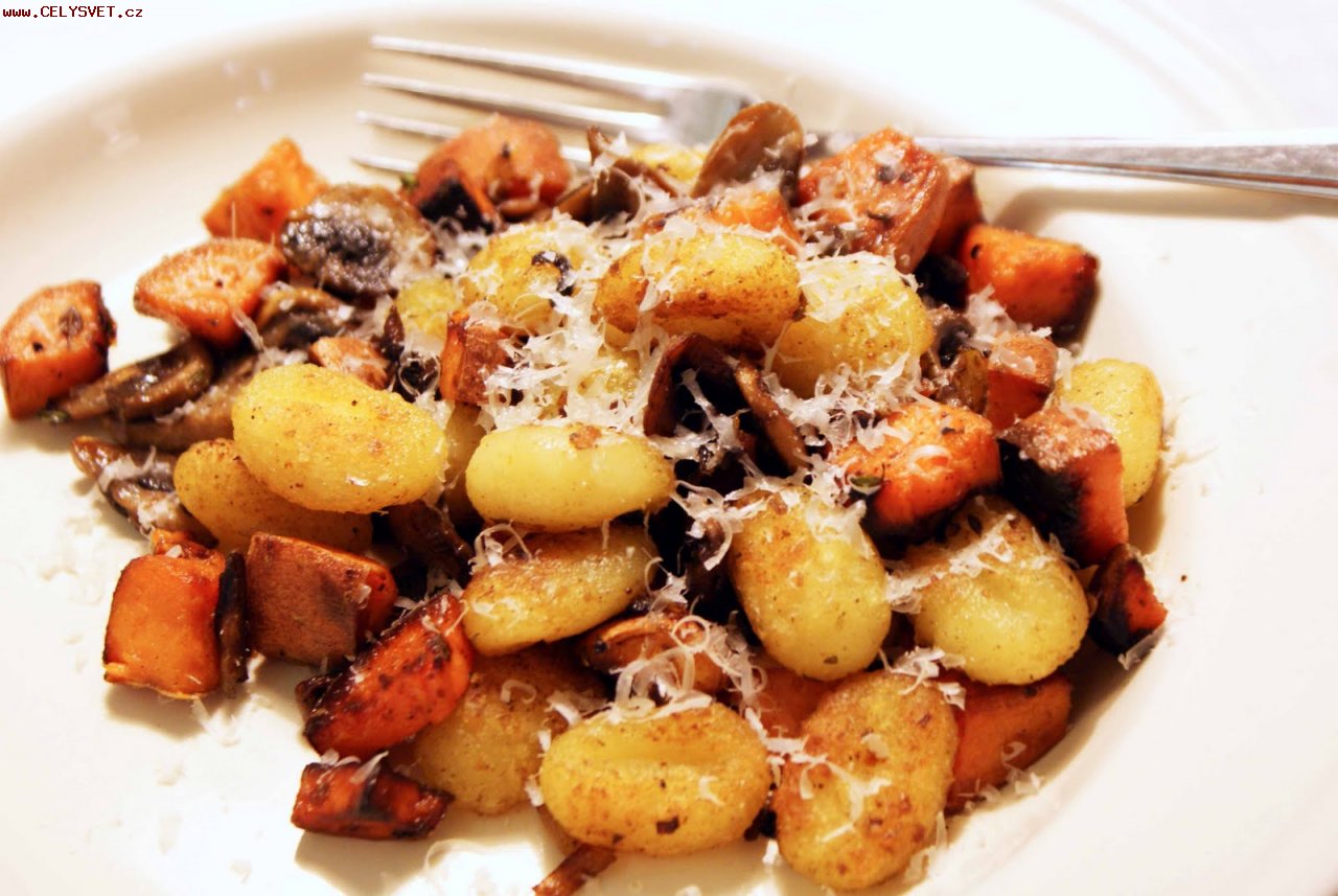 картофель запеченный с грибами с соусом