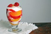 Кулинарный рецепт Десерт из мороженного с персиками и малиновым соусом