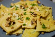 Кулинарный рецепт Равиоли с орехами и сливочным соусом