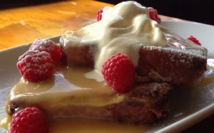 Кулинарный рецепт: Ароматный малиновый пирог: Запеченный в духовке пирог с малиной и медом