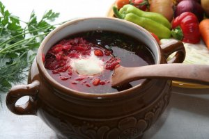 Кулинарный рецепт: Борщ: Традиционный русский суп из картофеля, капусты, свеклы, говядины и свинины, подается со сметаной