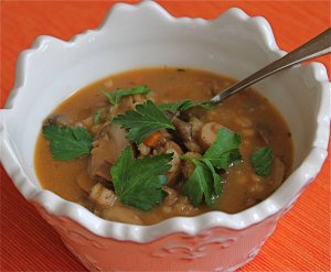 Кулинарный рецепт: Чечевичный суп с грибами: Чечевичный суп со сметаной, обжаренными грибами и зеленым луком