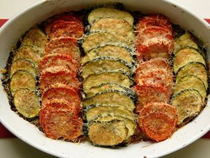Кулинарный рецепт: Французский сырный тиан: Запеченные кружочки овощей с ломтиками сыра рокфор, подаются в порционных мисочках 