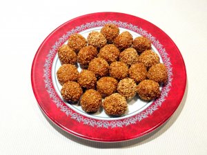Кулинарный рецепт: Фрикадельки в кунжутном соусе: Обжаренные фрикадельки из говядины с множеством приправ и острым соусом из кунжута и хереса
