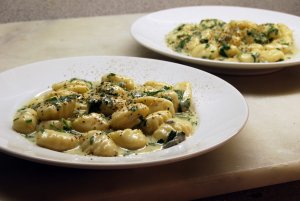 Кулинарный рецепт: Гноччи в сырном соусе: Итальянские гноччи с соусом из трех видов сыра