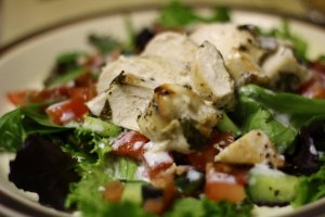 Кулинарный рецепт: Греческий салат из курицы: Летний салат из куриного мяса со сметаной, йогуртом, специями и зеленым луком