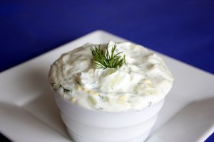 Кулинарный рецепт: Греческое цацики: Летняя холодная закуска из огурцов, йогурта, оливкового масла, чеснока и специй, подается с белым батоном