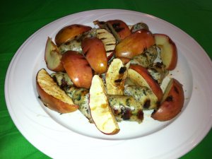 Кулинарный рецепт: Гриллированные колбаски с яблоками: Белые колбаски на гриле с гарниром из яблок в карамели