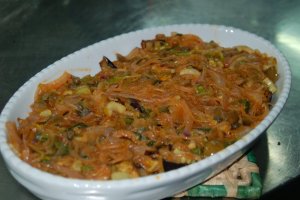 Кулинарный рецепт: Капоната: Баклажан тушеный с томатной пастой, луком, чесноком и оливками