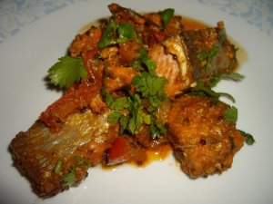 Кулинарный рецепт: Карри с тунцом: Индийское блюдо - карри с тунцом, ананасом и кокосовым молоком