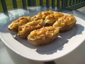 Кулинарный рецепт: Картофель с начинкой из ветчины и сыра: Необычная закуска - золотистый запеченный картофель с начинкой из пармской ветчины и сыра