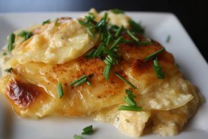 Кулинарный рецепт: Картофель запеченный со сливками : Сытное картофельное блюдо - картофель, запеченный со сливками, чесноком и тертым сыром