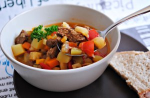 Кулинарный рецепт: Картофельное рагу: Картофель с овощами, рыбой, колбасой, специями, каперсами и сливками