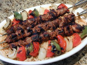 Кулинарный рецепт: Кебаб из куриного мяса: Маринованные кусочки куриного мяса на палочках с кусочками овощей и грибов