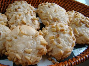 Кулинарный рецепт: Кокосовое бизе с миндалем: Нежное и мягкое кокосовое бизе, украшенное миндалем 