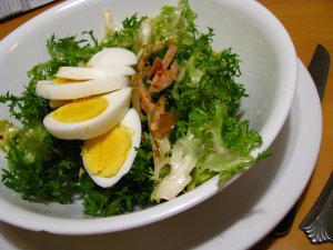 Кулинарный рецепт: Кочанный салат с яйцом: Кочанный салат с яйцом, обжаренными ломтиками хлеба, сыром и оливковым маслом