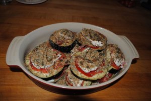 Кулинарный рецепт: Крамбль из томатов и баклажана: Помидоры с баклажаном, запеченные со специями, зеленью и ореховой крошкой