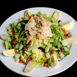 Кулинарный рецепт: Красочный салат с тунцом: Сытный салат с помидорами, огурцами, вареным яйцом, фасолью, оливками, тунцом и аппетитным соусом