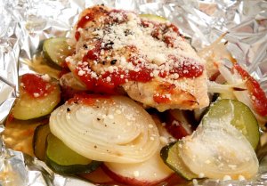 Кулинарный рецепт: Курица по-итальянски: Кусочки куриного мяса с тимьяном и шалфеем, запеченные с беконом, овощами и красным вином