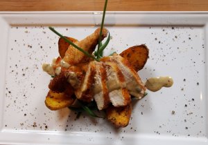 Кулинарный рецепт: Курица по-средиземноморски: Куски курицы, обжаренные с беконом и тушеные в вине со специями, шампиньонами и овощами 