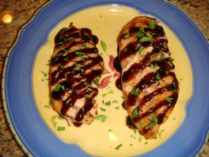 Кулинарный рецепт: Курица в сливочном соусе с лаймом и эстрагоном: Куриные грудки, запеченные с лаймовым соком и маслом, посыпанные эстрагоном; подаются со сливочным соусом