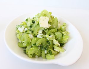 Кулинарный рецепт: Легкий салат из сельдерея: Мелко нарезанный свежий сельдерей в остром йогуртовом соусе