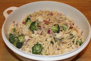 Кулинарный рецепт: Макароны с цветной капустой и соусом бешамель: Макароны, запеченные в соусе из взбитой миксером цветной капусты, бешамеля, маскарпоне, яиц и пармезана