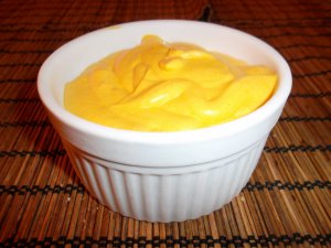 Кулинарный рецепт: Манговый десерт: Легкий фруктовый крем - взбитое в миксере манго со сметаной и обжаренным миндалем