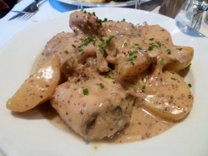 Кулинарный рецепт: Мясо кролика в сметане: Запеченное мясо кролика в сметанном соусе