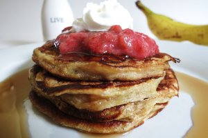 Кулинарный рецепт: Оладушки: Мягкие легкие оладьи, запеченные до золотистого цвета с взбитым творогом и фруктами