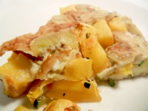 Кулинарный рецепт: Омлет с яблоками и корицей: Омлет, обжаренный на сливочном масле, с кусочками яблок и ароматом корицы