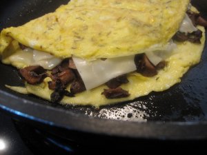 Кулинарный рецепт: Омлет с сыром и грибами: Пряный омлет с грибной массой и сыром Гермелин