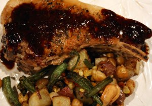 Кулинарный рецепт: Отбивные котлеты в вине с овощами: Обжаренное мясо в соусе из овощей, оливок, провансальской приправы и белого вина