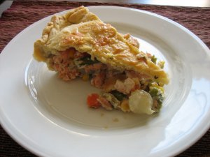 Кулинарный рецепт: Овощной пирог с лососем: Соленый пирог из рассыпчатого теста со шпинатом, спаржей, луком-пореем и лососем