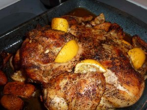 Кулинарный рецепт: Печеная курица с ананасом и лаймом: Запеченные  с лаймом и ананасом порции курицы, приправленные карри и имбирем