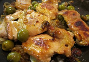 Кулинарный рецепт: Печеные грудки индейки с оливками и моцареллой: Запеченные кусочки мяса индейки с моцареллой и соусом из оливок, рукколы, помидор, меда и сметаны