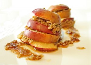 Кулинарный рецепт: Печеные яблоки: Легкий фруктовый десерт - печеные яблоки с сахаром, маслом и орехами