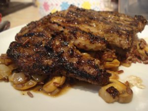 Кулинарный рецепт: Печеный говяжий стейк: Говяжий стейк, запеченный со сливками, шампиньонами, каперсами, помидорами и моцареллой  