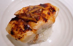 Кулинарный рецепт: Печеный лосось с соусом из кресс-салата: Филе лосося, запеченное с кресс-салатом, помидорами, луком, чесноком и сливками