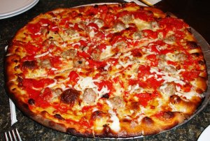 Кулинарный рецепт: Пирог Неаполитана: Пирог из рассыпчатого теста с томатами, перцем, моцареллой и маскарпоне, посыпанный сыром пармезан