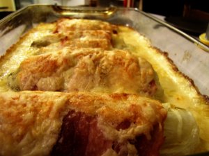 Кулинарный рецепт: Пирог с цикорием и козьим сыром: Салатный цикорий с козьим сыром и апельсиновым соком, запеченные в слоеном тесте