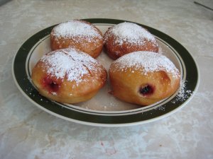 Кулинарный рецепт: Пончики с начинкой: Обжаренные пончики с начинкой из клубничного джема, посыпанные сахарной пудрой 