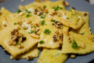 Кулинарный рецепт: Равиоли с орехами и сливочным соусом: Равиоли с сыром в соусе из горгонзолы, сливок и орехов