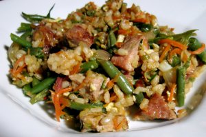 Кулинарный рецепт: Рис по-китайски: Рис с беконом, горохом, фасолевыми стручками и яйцами, посыпанный луком