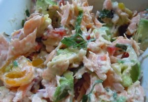 Кулинарный рецепт: Русский салат с лососем: Салат из яблок, свеклы, огурцов, хрена, укропа и лука с кусочками лосося