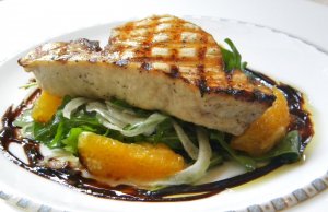 Кулинарный рецепт: Рыба-меч на гриле с апельсинами: Рыба-меч, маринованная в оливковом масле с чесноком и соком цитрусовых, приготовленная на гриле; подается с апельсинами